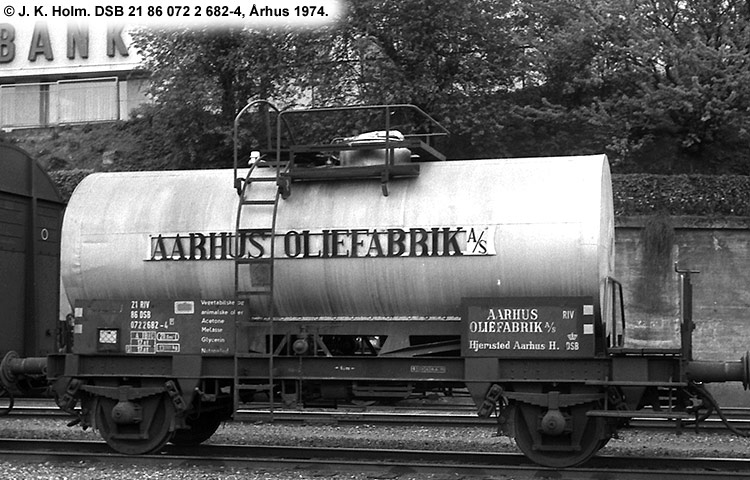 Århus Oliefabrik A/S - DSB 21 86 072 2 682-4