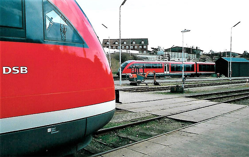 To røde MQ-togsæt holder i nærheden af værkstedet i Fredericia i 2002