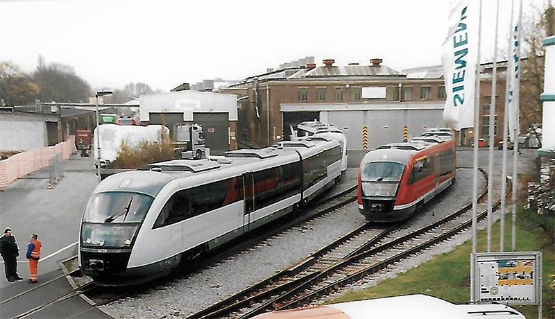 Hos Siemens fabrikken i Krefeld-Uerdingen, efterår 2002. 3 MQ sæt er koblet og klar til hjemrejse