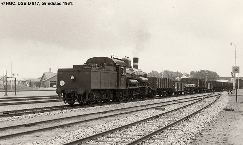 DSB D 817 med ballasttog under indkørsel til Grindsted fra syd den 12. juni 1961