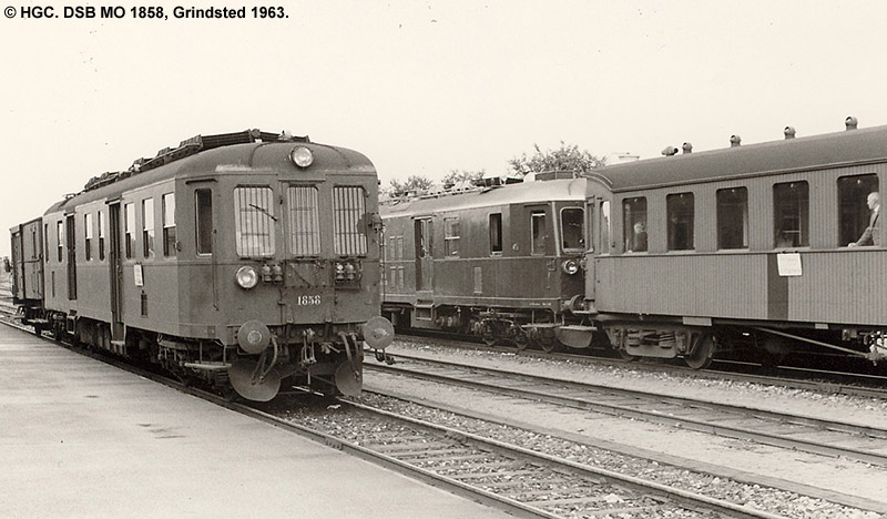 Myldretid i Grindsted den 1. august 1963 med DSB MO 1858 nærmest kameraet