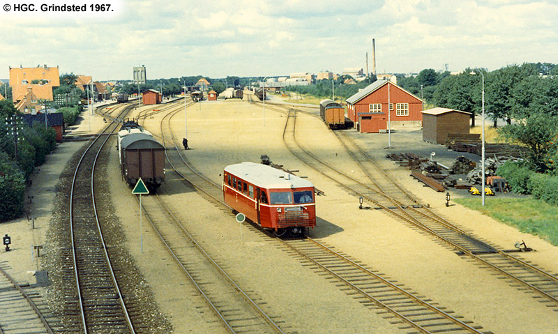 Troldhedebanens Scandia skinnebus er netop afgået fra Grindsted mod Kolding den 6. august 1967