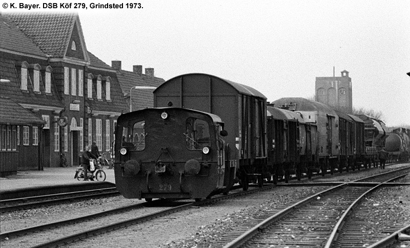 DSB Köf 279 holder pause i rangerarbejdet en diset dag i 1973